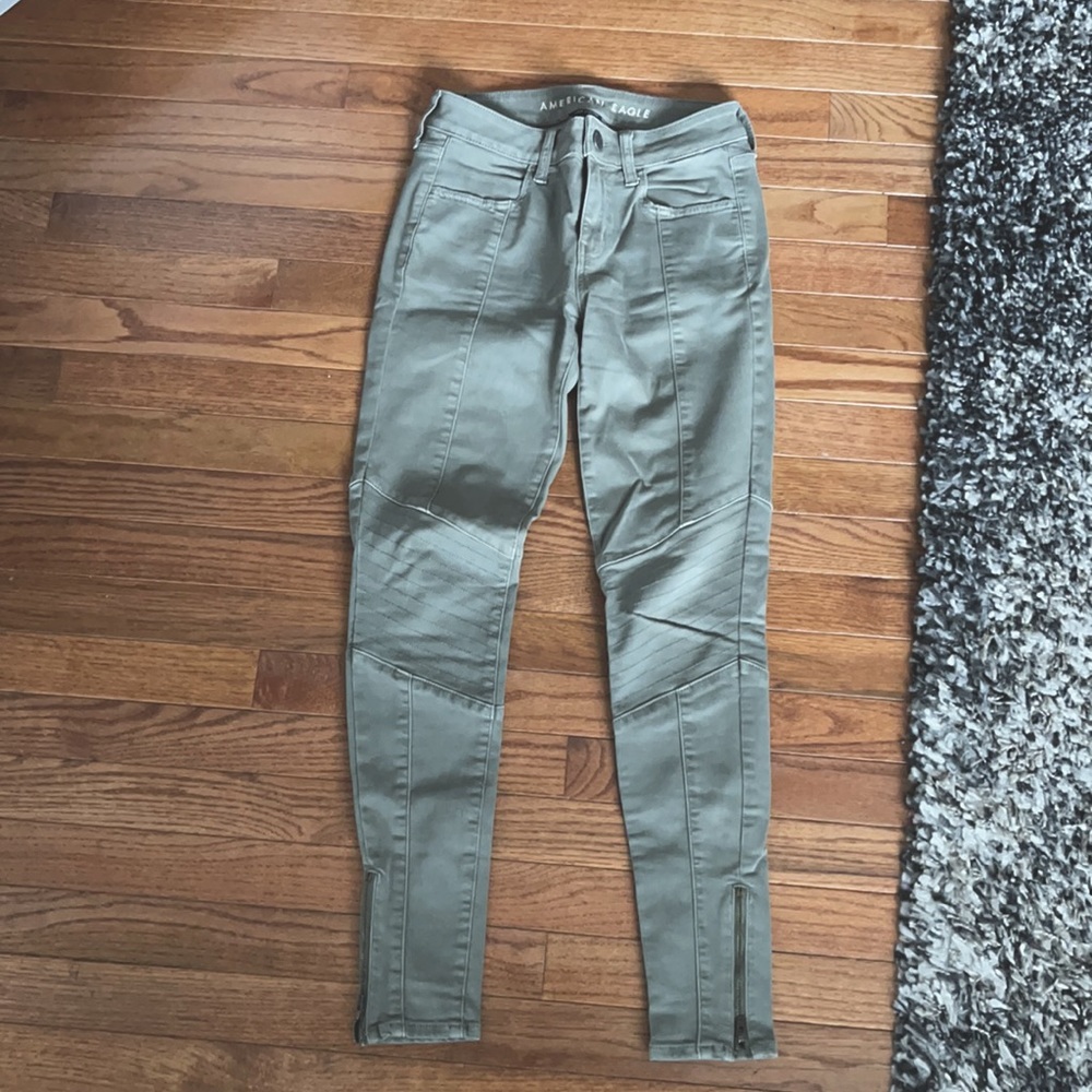 American Eagle jeggings. Size 4 regular mid rise. Good condition.